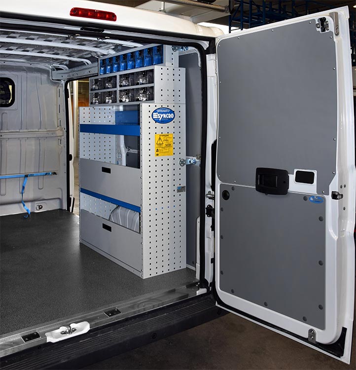 Allestimento Fiat Ducato completo di scaffalature e pianale